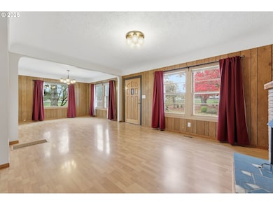 Living Room/Entrance