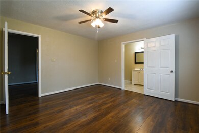 10610 Somerset Ln, Houston, TX 77093 - photo 4
