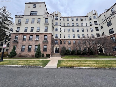 Wykagyl Garden Apartments unit 3-1G, New Rochelle, NY 10804 - photo 2