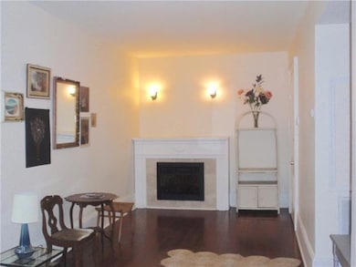 Living room (All furniture wil be removed