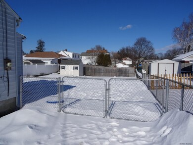 1077 Laura St, Schenectady, NY 12306 - photo 4