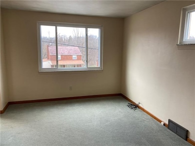 FIRST FLOOR MASTER BEDROOM.