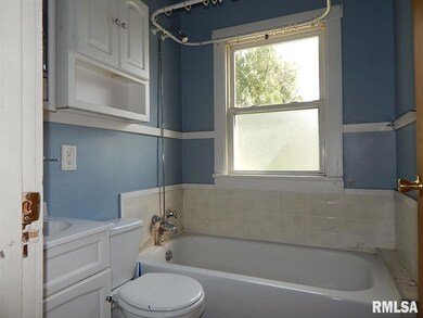 2011 W 6th St, Davenport, IA 52802 - photo 4