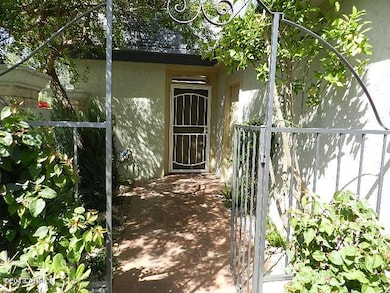 2FRONTCOURTYARD