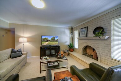 004_Family Room