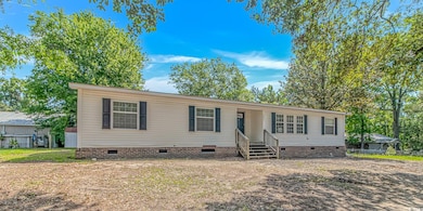 Manufactured / mobile home with crawl space and entry steps