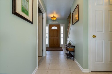 Foyer/front hallway area - wide enough to accommod