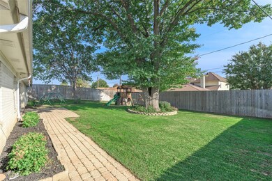215 Carolyn Dr, Hurst, TX 76054 - photo 4