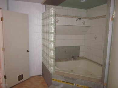 Master bath- jetted tub