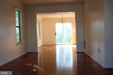 1508 Sherwood Ct, Hyattsville, MD 20785 - photo 3