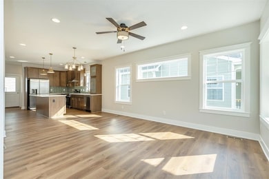 816 E Edison Ave, Des Moines, IA 50315 - photo 3