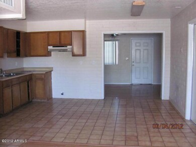 EAT-IN KITCHEN