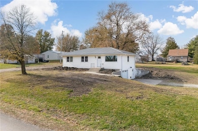 211 N 3rd St, King City, MO 64463 - photo 3