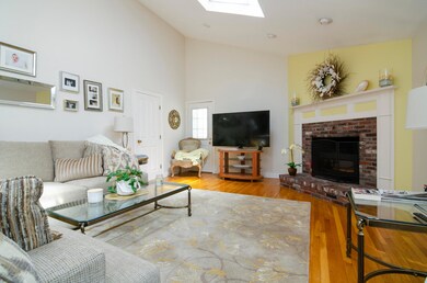 005-photo-family-room-7048852