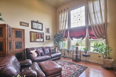 LARGE FAMILY ROOM