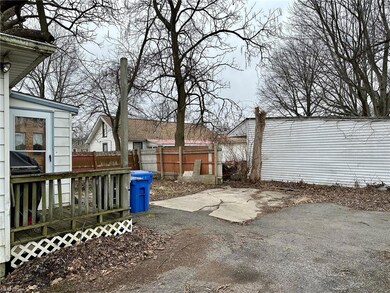 Large driveway provides plenty of parking