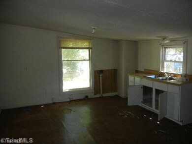 801 Barnes St, Reidsville, NC 27320 - photo 4