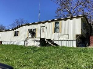 View of front facade featuring a front lawn