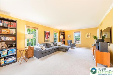 LARGE LIVING ROOM