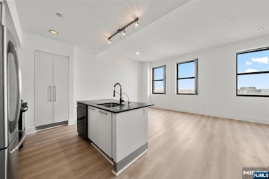 4 Beacon Way unit 1407, Jersey City, NJ 07304 - photo 5