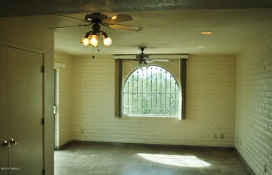 Kitchen Eat-In Area