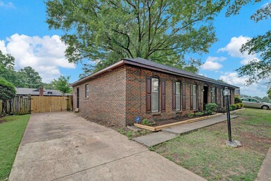 View of front facade featuring a front yard
