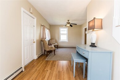 Entry/Living room