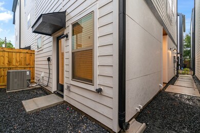 816 Curtin St unit D, Houston, TX 77018 - photo 2