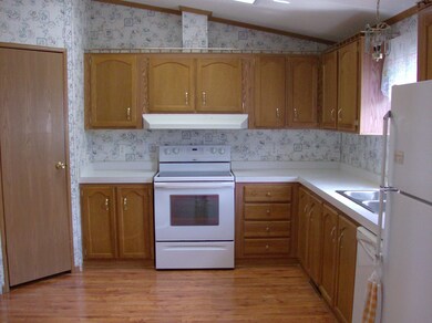 Kitchen w/appliances View #1