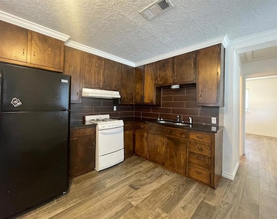 Kitchen with under cabinet range hood, white range