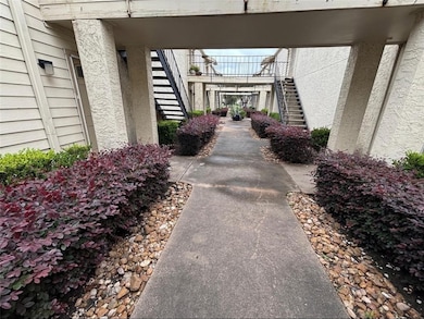 10075 Westpark Dr unit 40, Houston, TX 77042 - photo 4