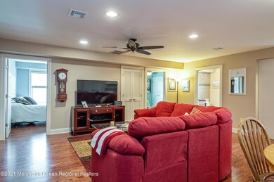 12_1700MainSt209_3002_FamilyRoom_HiRes