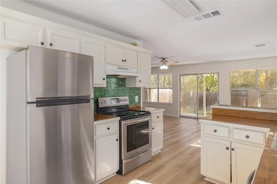 Kitchen with appliances with stainless steel fini