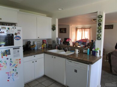 712 NE Larch Ave, Redmond, OR 97756 - photo 4