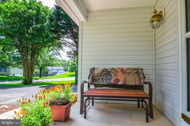 8212 Lapping Brook Ct, Laurel, MD 20723 - photo 3