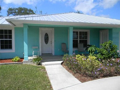 Facade/Exterior Front. Nice covered porch !