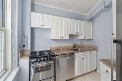 Warwick Condos unit 643, Brookline, MA 02446 - photo 3