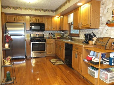 Beautiful kitchen comes fully applianced.