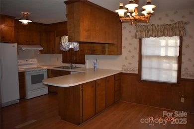 Kitchen with bar and breakfast area
