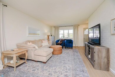 L:iving room
