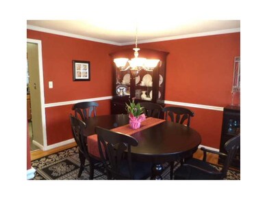 Dining Room. Tastefully decoated dining room with 