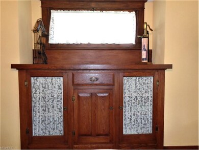The built in hutch demonstrates the quality and cr