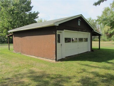 Large additional outbuilding in back