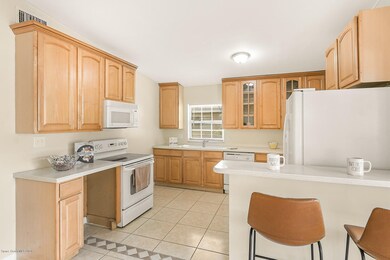 Kitchen and Breakfast Bar