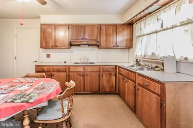 2417 Laurel Rd, Reading, PA 19609 - photo 5
