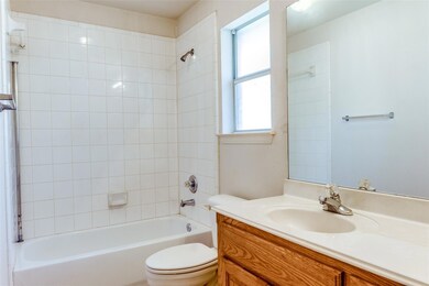 Ensuite primary bathroom featuring tiled shower / 