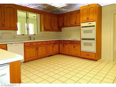 Kitchen. Large Kitchen with double ovens!
