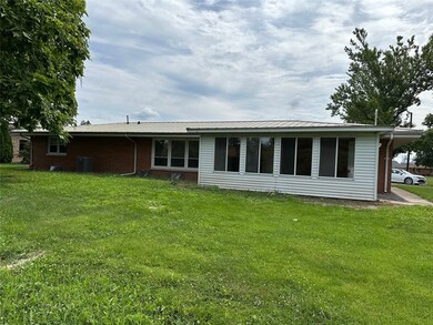 909 N Henrietta St, Effingham, IL 62401 - photo 2