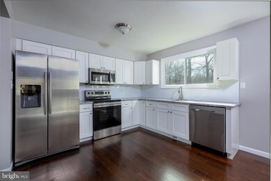 414 Robin Cir, Langhorne, PA 19047 - photo 4