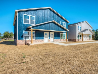View of front facade featuring a front yard and covered porch